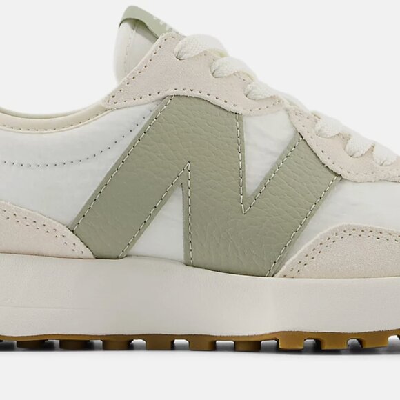 New Balance 327 - New in Box - Picture 1 of 8